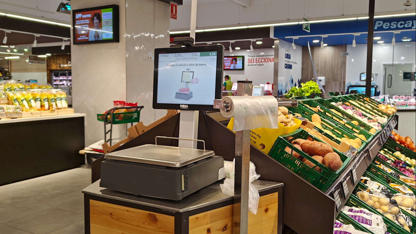 Les balances PC à vision artificielle de Dibal réduisent de plus de 75 % la démarque inconnue dans les rayons de fruits et légumes en libre-service